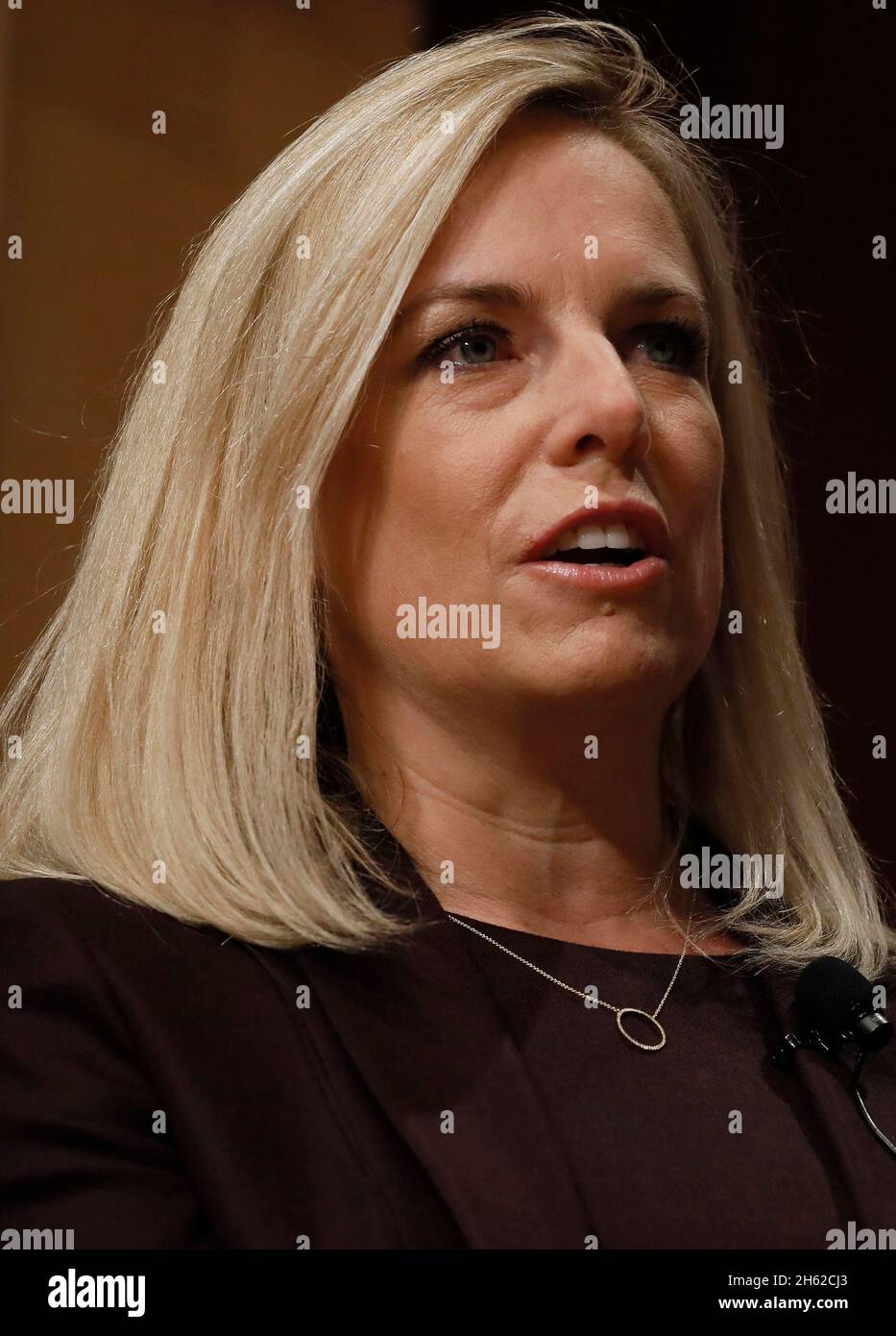 Il Dipartimento del Segretario per la sicurezza interna Kirstjen Nielsen parla durante una discussione di gruppo, in quanto il DHS segna il suo 15° anniversario presso l'edificio Ronald Reagan di Washington, D.C., 1 marzo 2018. Foto Stock