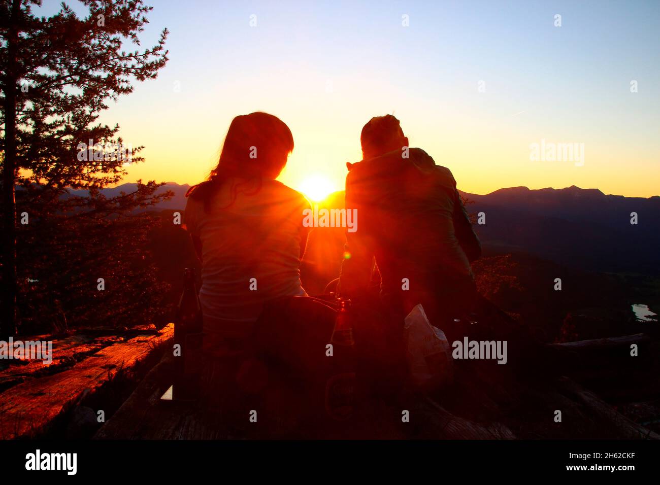 due giovani donne, snack, drink, bottiglia di shilouette, gioire in controluce, tramonto, fotografato al rifugio mittenwalder sul karwendel, mittenwald, alta baviera, valle isar, baviera, germania, europa, Foto Stock