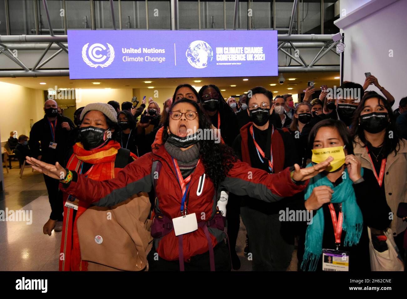 Glasgow, Scozia, Regno Unito. 12 novembre 2021. Osservatori, ONG e delegati hanno organizzato un'uscita di massa dai colloqui sul clima a Glasgow, quando i negoziati hanno raggiunto il loro culmine l'ultimo giorno ufficiale. I blocchi di inciampo includevano i sussidi per i combustibili fossili e la mancanza di finanziamenti per l’adattamento da parte dei paesi vulnerabili. I manifestanti hanno espresso la loro esasperazione per la mancanza di azione, ora urgente, in occasione del vertice di due settimane. Credit: ZUMA Press, Inc./Alamy Live News Foto Stock