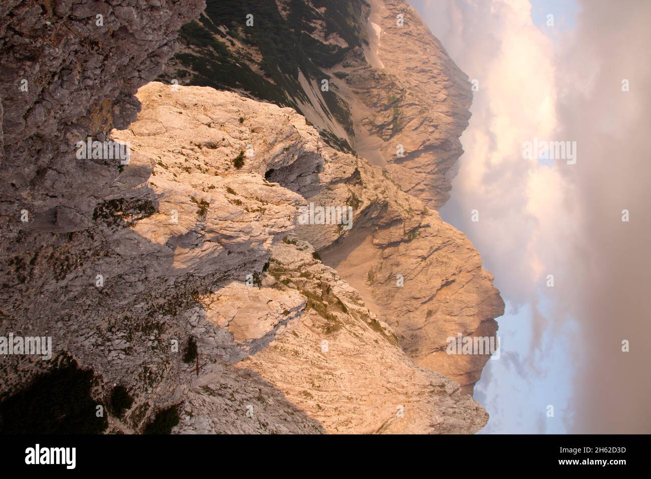 vista dal vierspitze 2054 m verso wörner 2476 m a sinistra, tiefkarspitze 2430 m nel karwendel, germania, baviera, alta baviera, werdenfelser terra, alpenwelt karwendel, nuvola umore Foto Stock