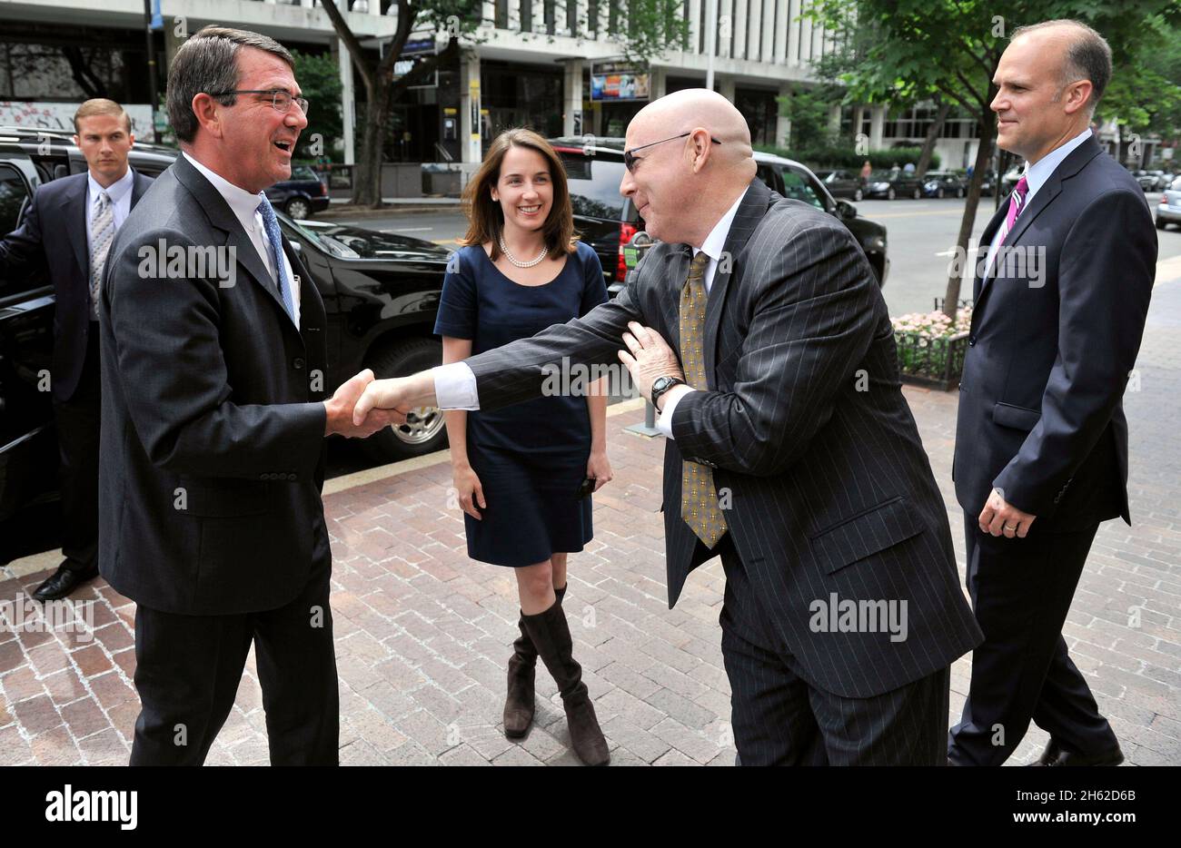 Il Vice Segretario della Difesa Ashton carter, a sinistra, è accolto da Thomas Donnelly dell'American Enterprise Institute il 30 maggio 2012. Foto Stock