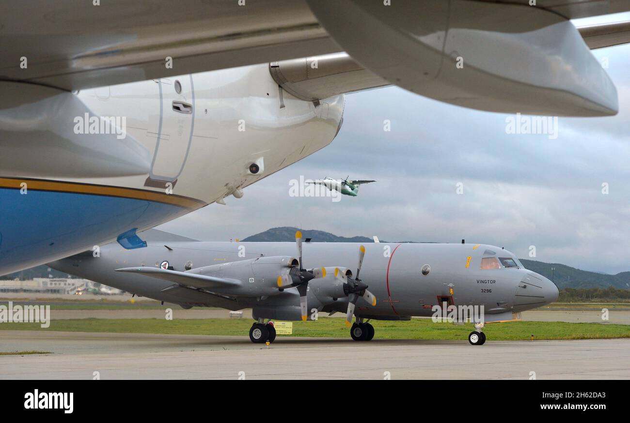 Un velivolo norvegese di pattuglia marittima P-3C che trasporta il segretario aggiunto della difesa Bob lavora i taxi sul tarmac a Bodo, Norvegia, 9 settembre 2015 Foto Stock