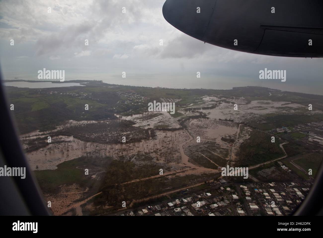L'alluvione può essere visto dall'aria come un'amministrazione doganale e di protezione di frontiera degli Stati Uniti, operazioni aeree e marine, DHC-8 si prepara per atterrare ad Aguadilla, Porto Rico, 22 settembre 2017 Foto Stock