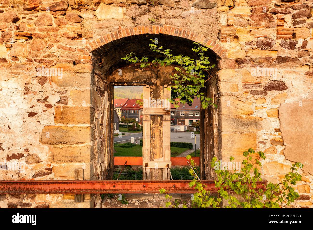 germania,turingia,ilmenau,gehren,rovine del castello,vista attraverso una finestra sulla strada del quartiere,luce del mattino Foto Stock
