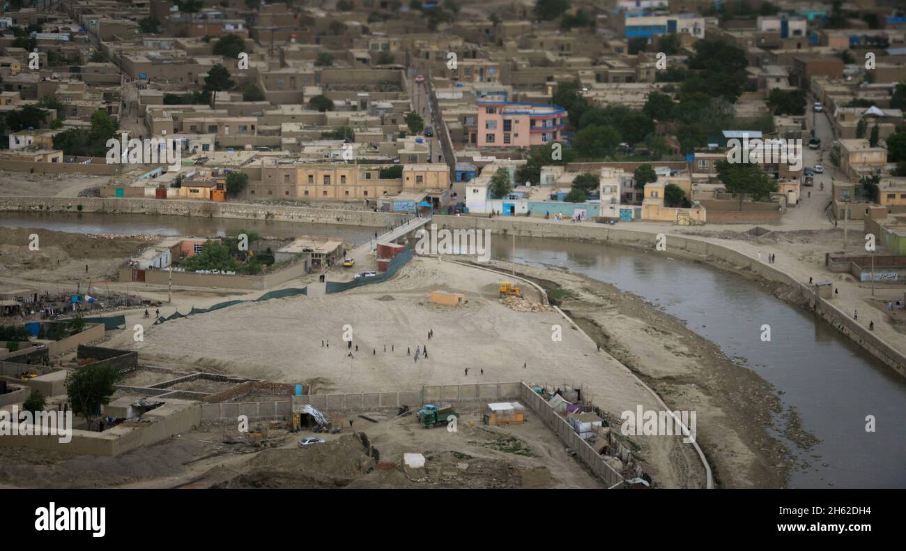 Una vista aerea di una sezione di Kabul, Afghanistan, può essere visto dal retro di un elicottero durante un volo della regione come vice segretario della difesa Ashton B. carter visita in avanti basi 13 maggio 2013. Foto Stock