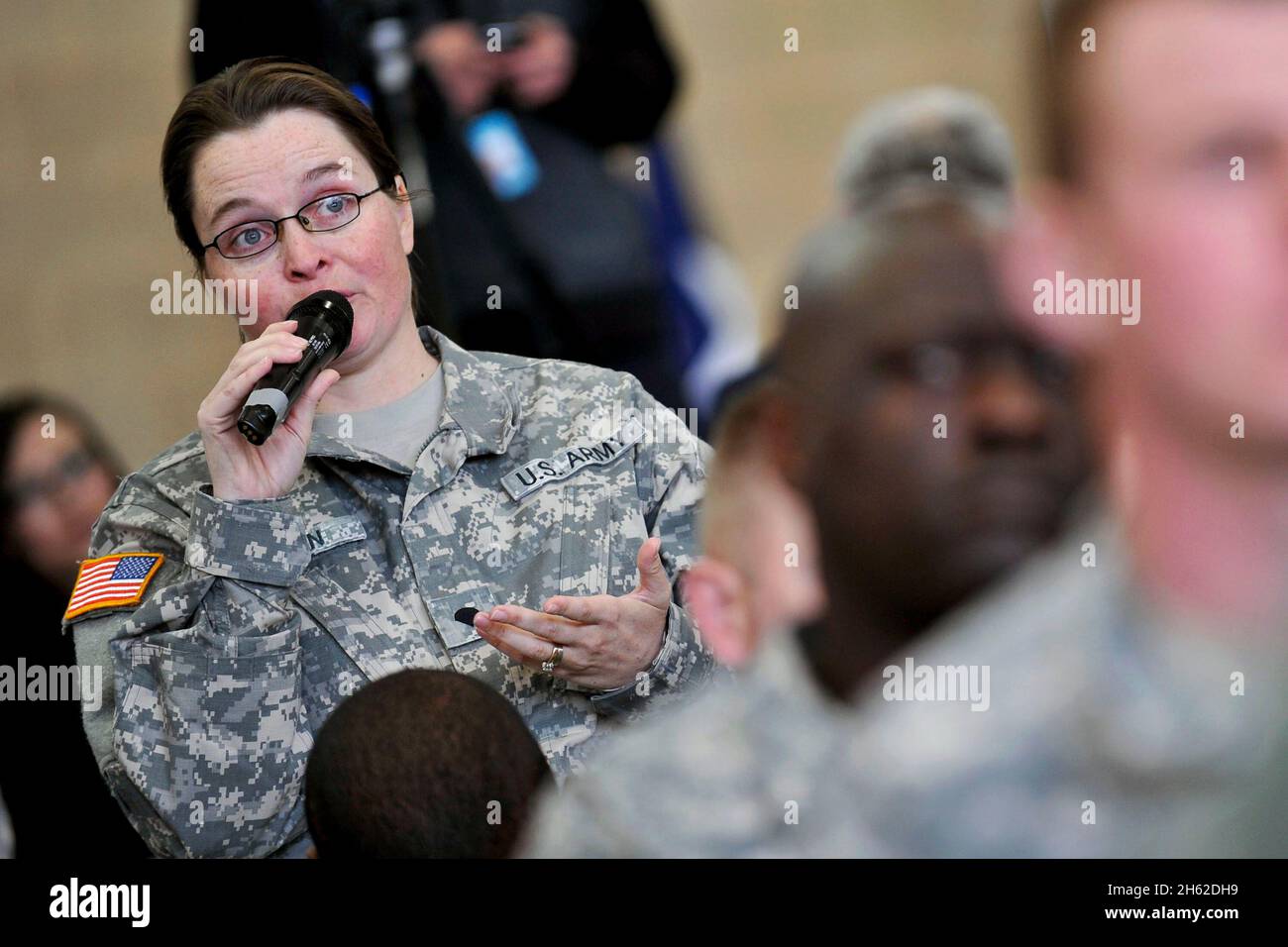 Un soldato pone domande al Segretario della Difesa Leon E. Panetta a ft. Bliss durante una visita a El Paso, Texas, giovedì 12 gennaio 2012. Foto Stock