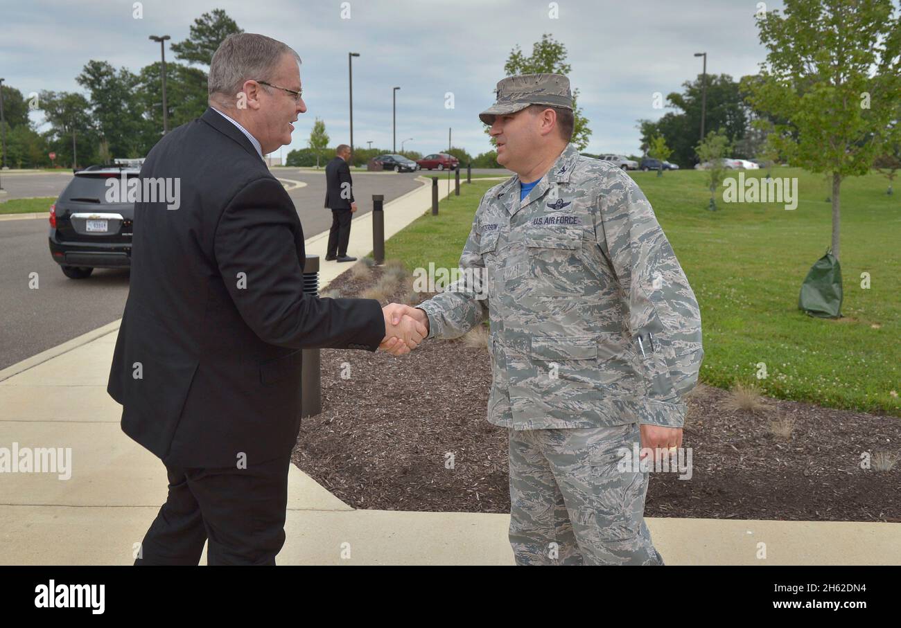 Chris Patterson, vice comandante della Joint base Andrews, saluta il Vice Segretario della Difesa Bob Work il 17 luglio 2015 Foto Stock