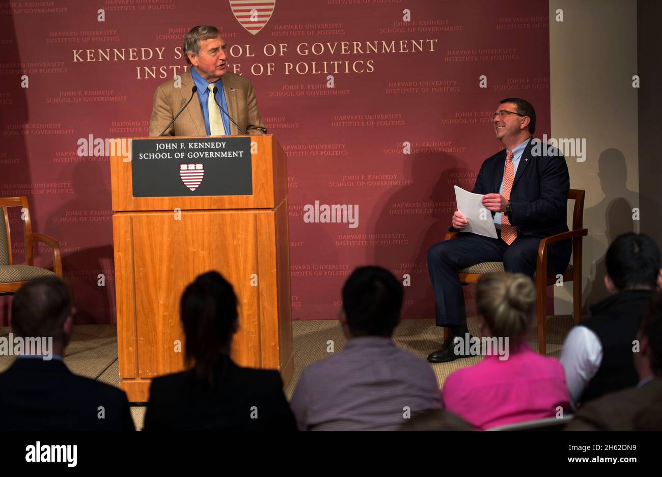 Il moderatore e l'autore Graham Allison introduce il Vice Segretario della Difesa Ashton B. carter durante un John F. Kennedy Jr Forum il 23 aprile 2013. Foto Stock