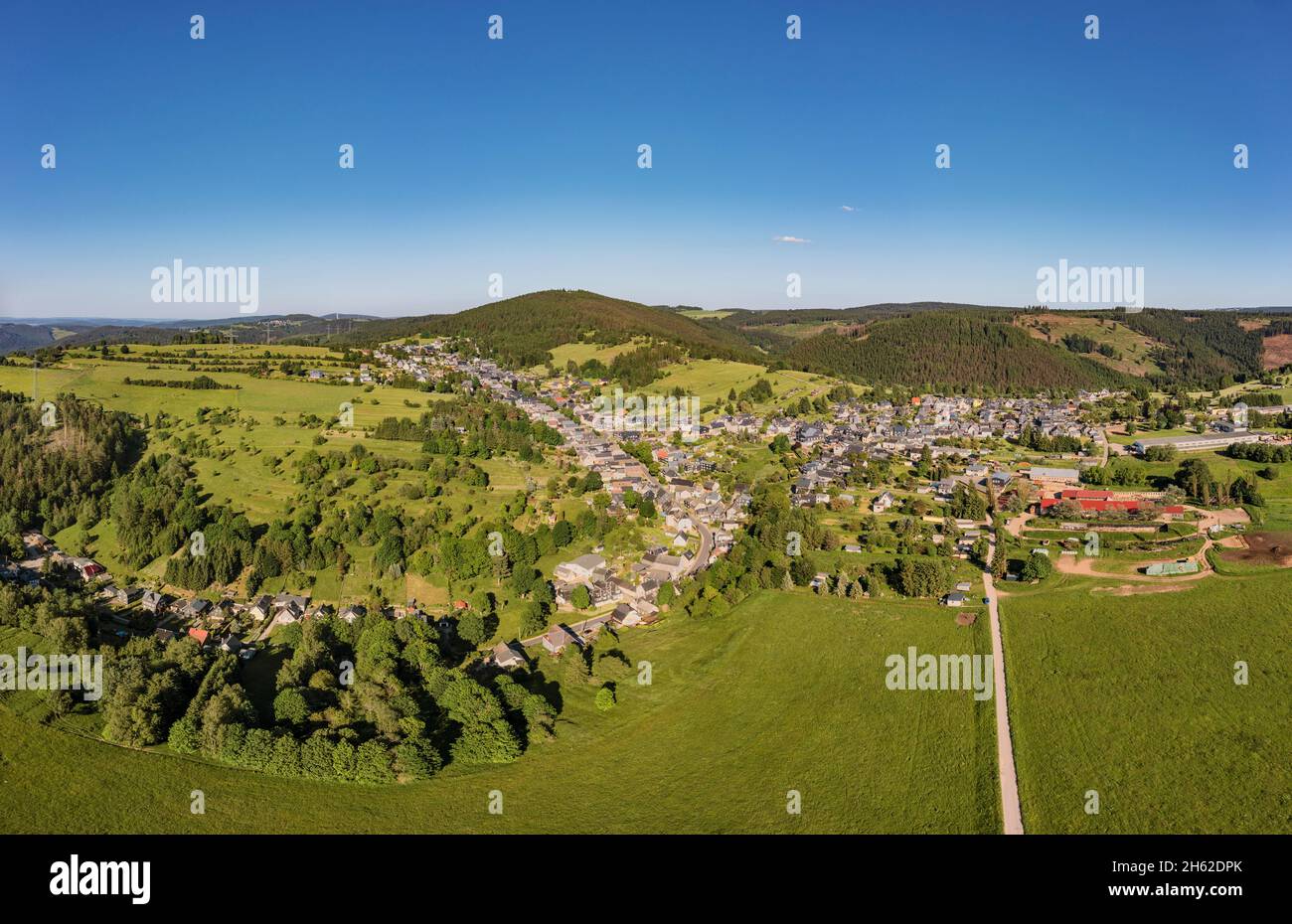 germania,turingia,comunità rurale schwarzatal,meuselbach-schwarzmühle,villaggio,prati,foresta,montagne,paesaggio Foto Stock