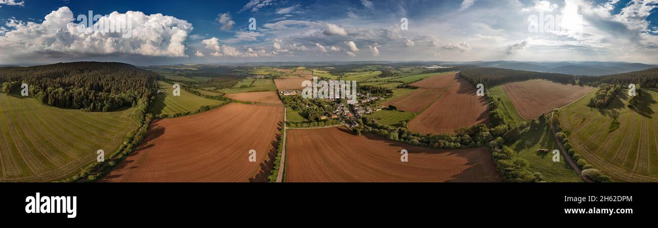 germania,turingia,großbreitenbach,gillersdorf,villaggio,percorso,campi,montagne,foresta,nuvole,panorama a 360°,in parte retroilluminazione,vista aerea Foto Stock