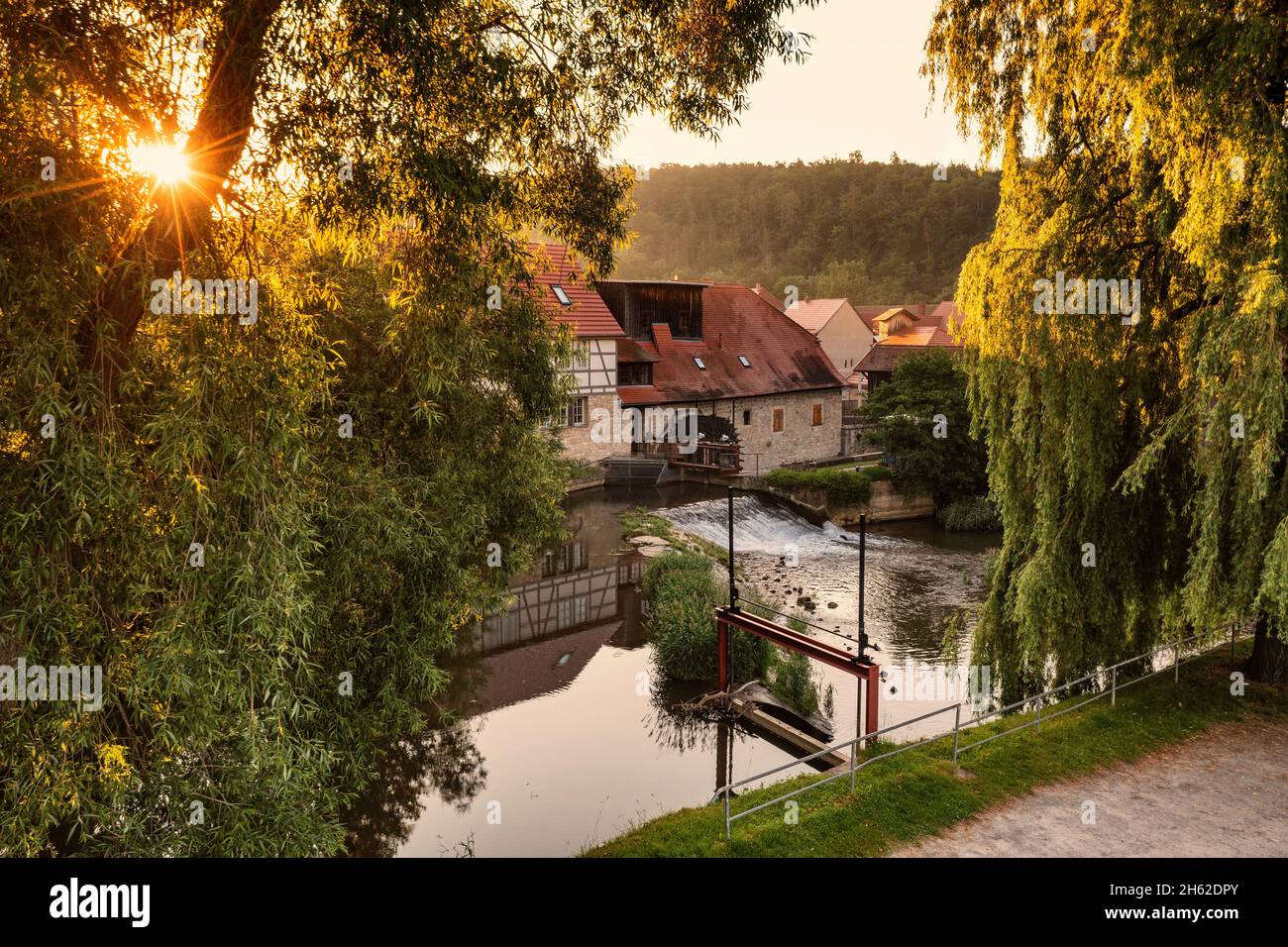 germania,turingia,mellingen,buchfart,case,fiume,stramazzo,ruota d'acqua,alba,retroilluminazione Foto Stock