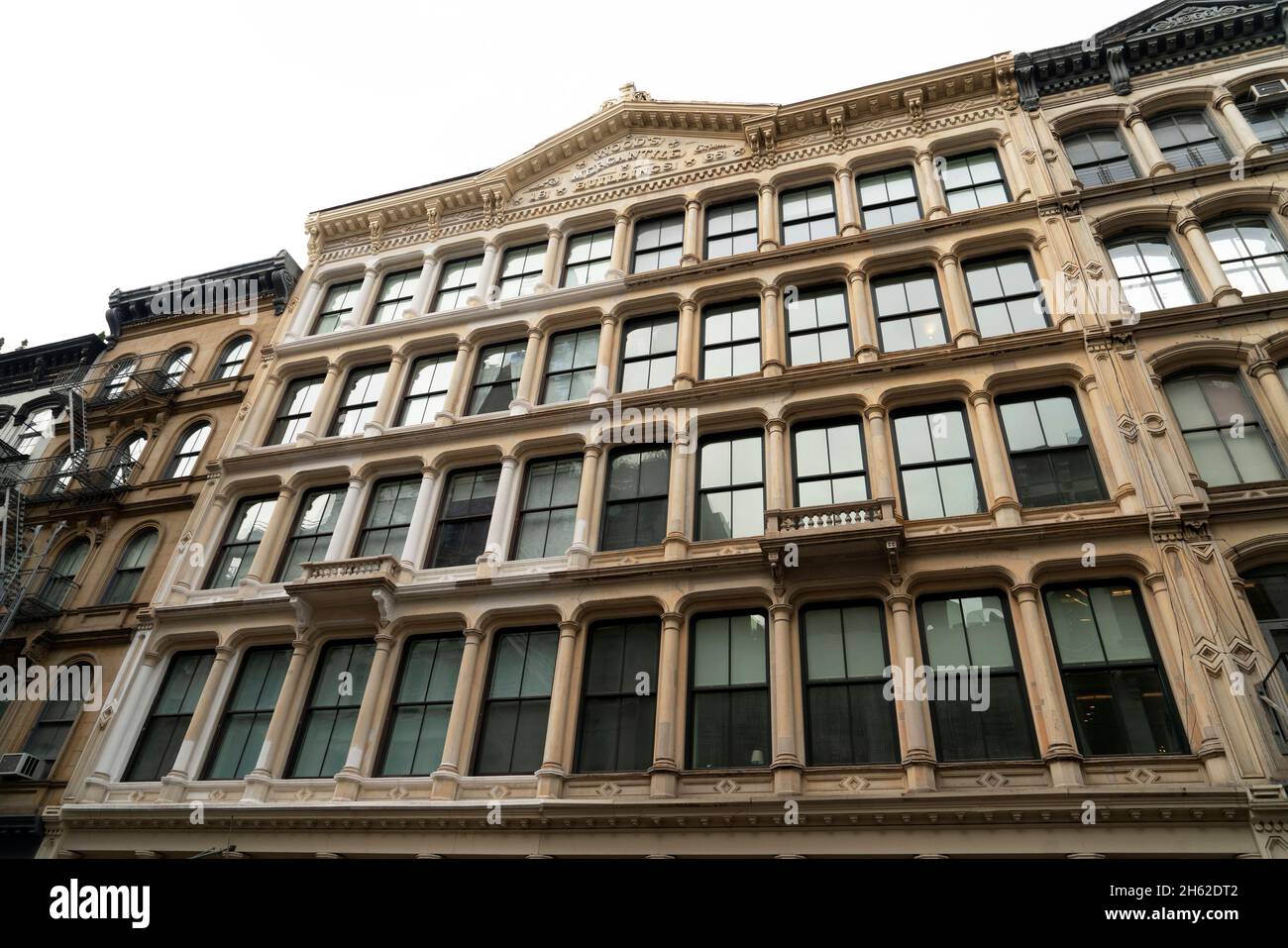 Un edificio rivestito di marmo su White Street fu eretto durante la Guerra civile dai mercanti di prodotti secchi Abraham e Samuel Wood. E' un punto di riferimento di New York City. Foto Stock