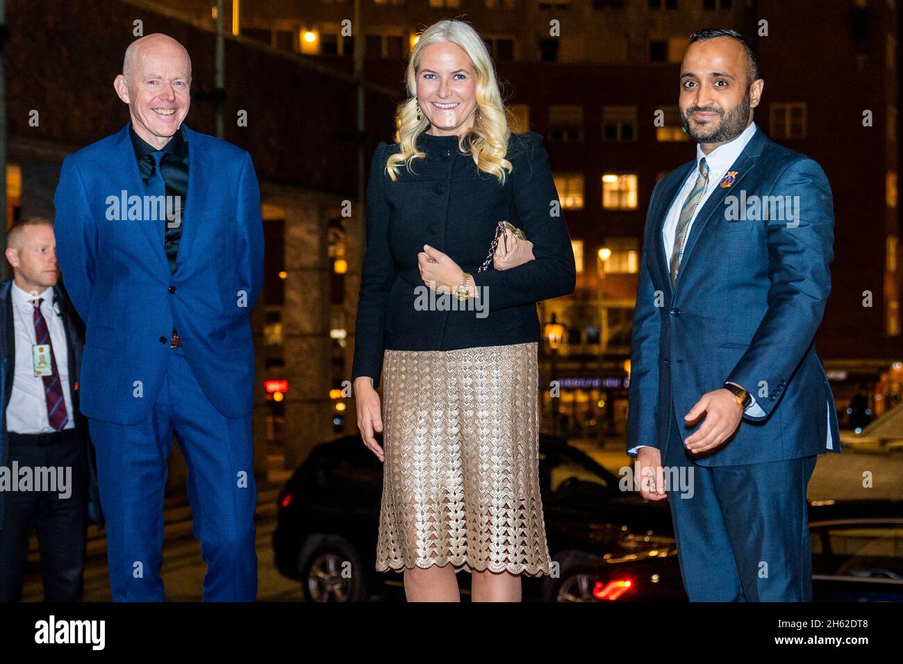 Oslo, Norvegia. 12 novembre 2021. Oslo 20211112.Crown Princess mette-Marit è ricevuto dal Rettore Ole Gustavsen (a sinistra) e dal vice sindaco di Oslo Abdullah Alabeehg quando la Scuola di architettura e Design di Oslo segna il suo 75° anniversario nel Municipio di Oslo venerdì. Foto: Haakon Mosvold Larsen / NTB Credit: NTB Scanpix/Alamy Live News Foto Stock