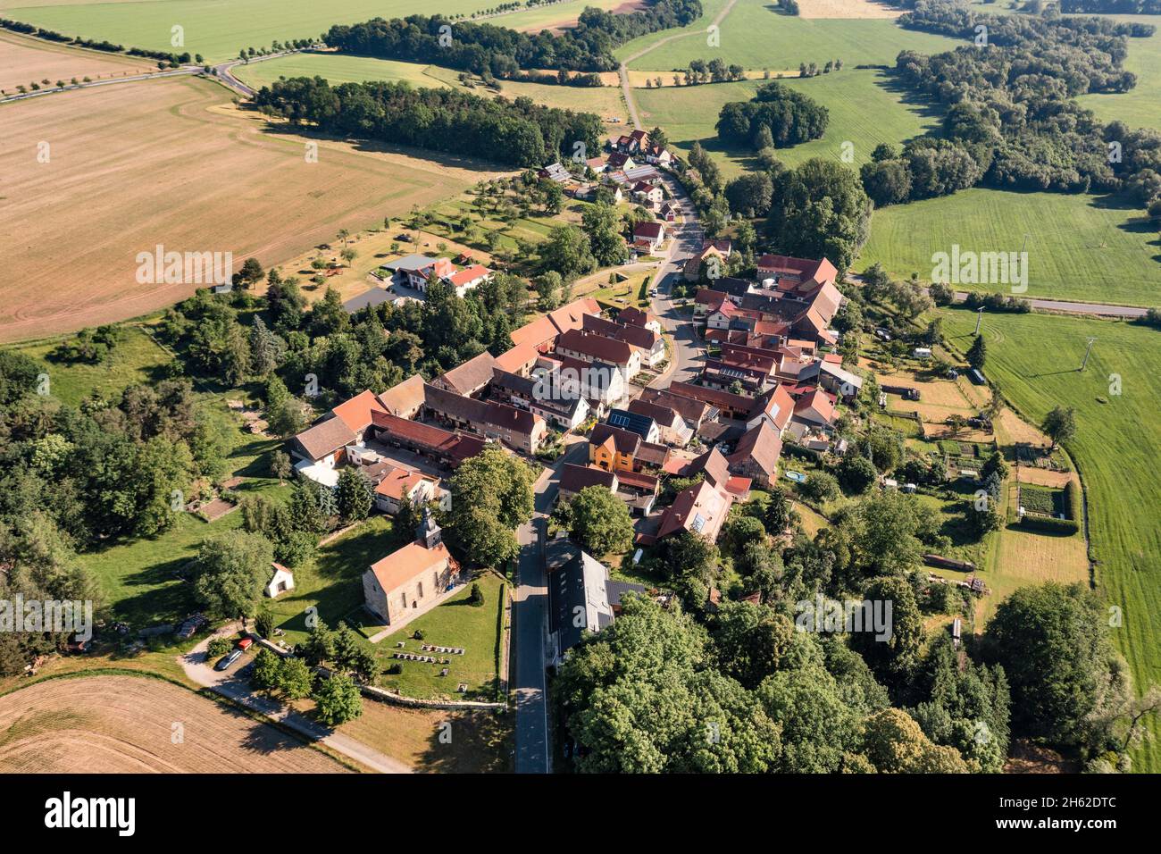 germania,turingia,stadtilm,cottendorf,villaggio,chiesa,case,giardini,panoramica,campi,vista obliqua,vista aerea Foto Stock