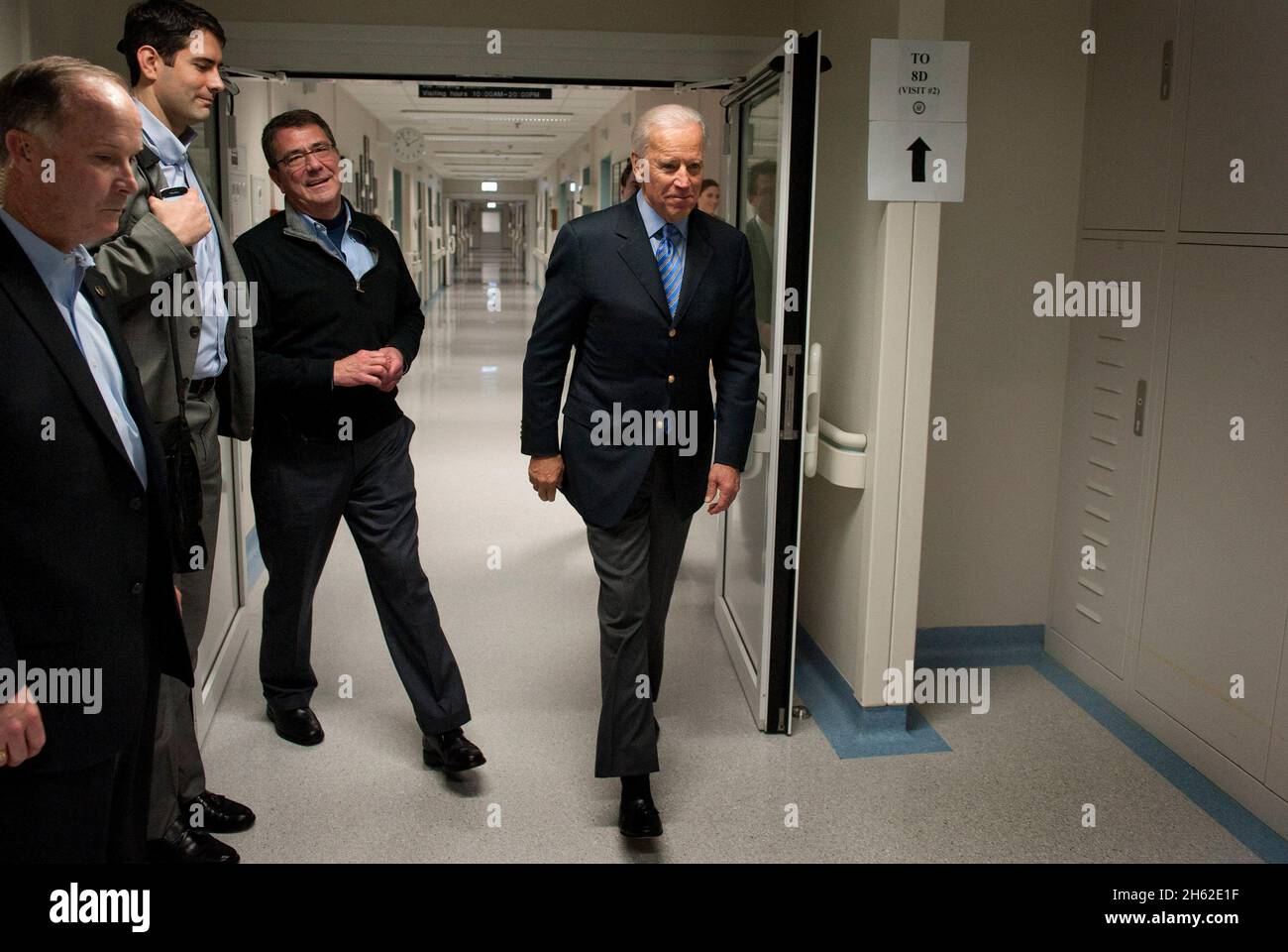 Il Vice Segretario della Difesa Ashton carter segue il Vice Presidente Joe Biden attraverso i reparti del Landstuhl Regional Medical Center Ramstein, Germania, 3 febbraio 2013. Foto Stock