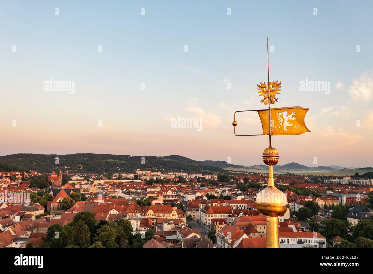 germania,turingia,arnstadt,bandera del neideckturm,città,wachsenburg (orizzonte),panoramica,luce del mattino Foto Stock