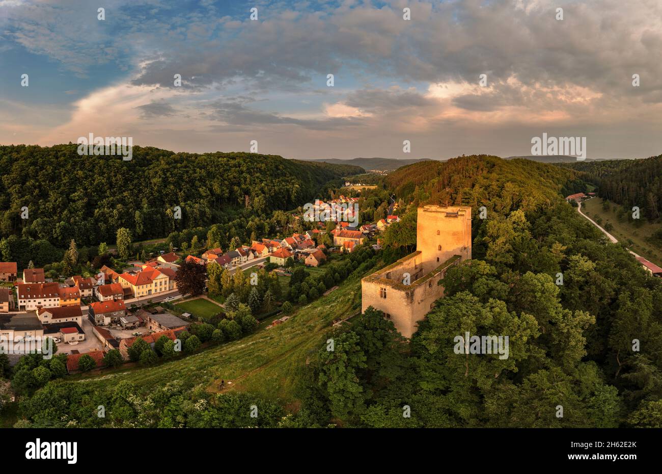 germania,turingia,comunità rurale geratal,liebenstein,rovine del castello di liebenstein,villaggio,case,strada,valle,montagna,foresta,panoramica Foto Stock