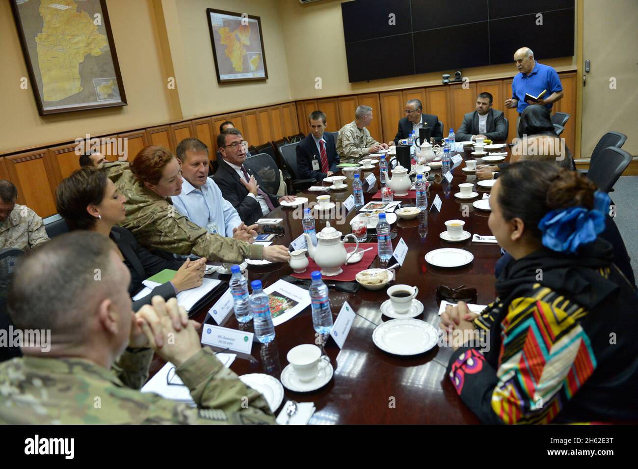 Il Vice Segretario della Difesa Ash carter incontra un gruppo di membri del Parlamento afghano presso la sede dell'ISAF, Afghanistan, 15 settembre 2013 Foto Stock