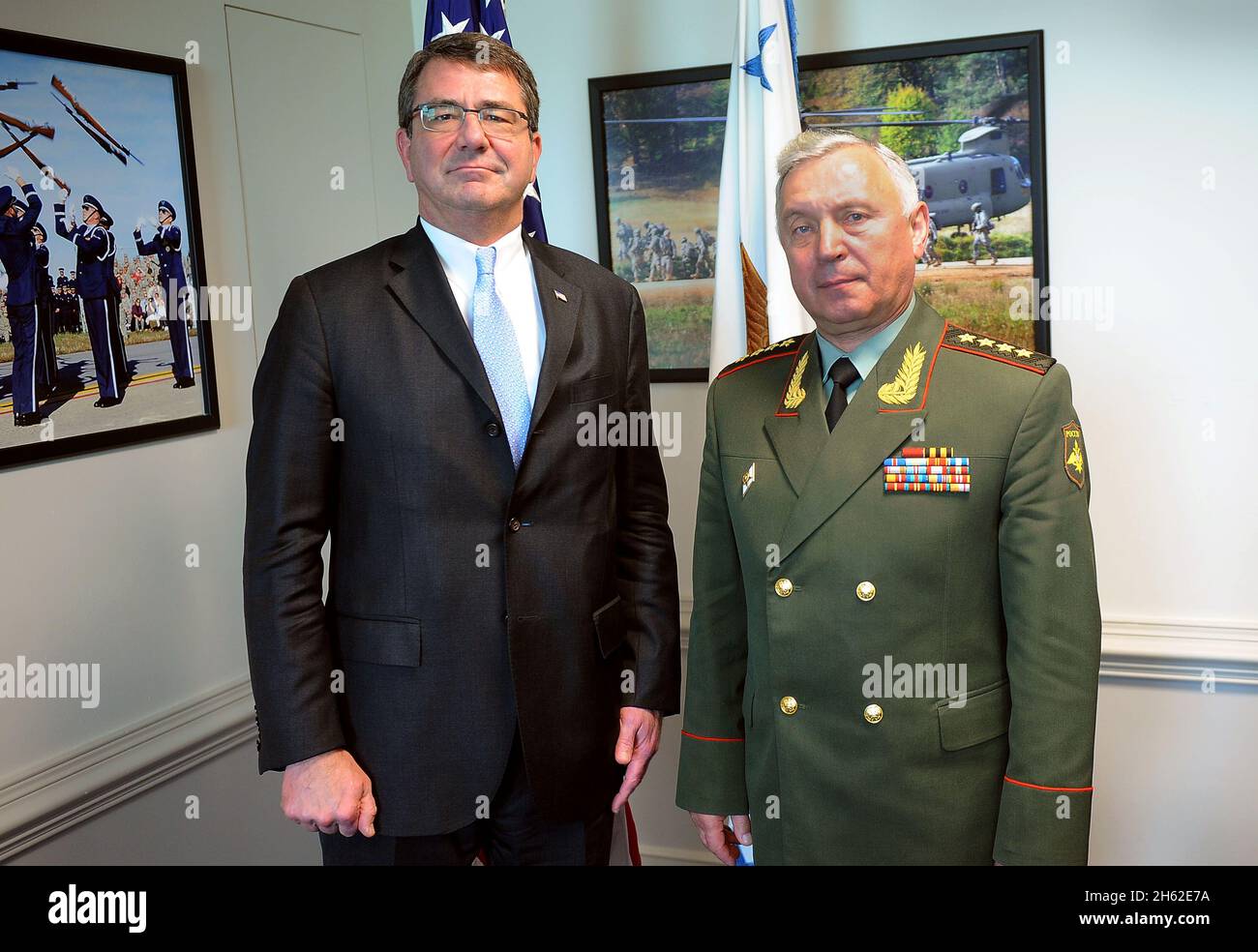 Carter dà il benvenuto al Capo di Stato maggiore russo Nikolay Makarov al Pentagono il 12 luglio 2012. Foto Stock