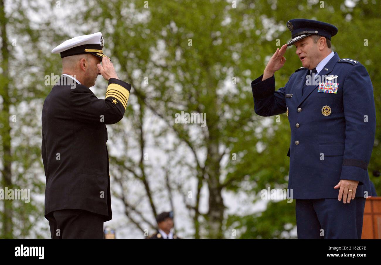 Navy ADM. James G. Stavridis e il generale dell'aeronautica Phillip Breedlove si salutano a vicenda mentre Stavridis passa il comando dell'EUCOM a Breedlove durante una cerimonia di cambio di comando a Patch Barracks, a Stoccarda, Germania, 10 maggio 2013. Foto Stock