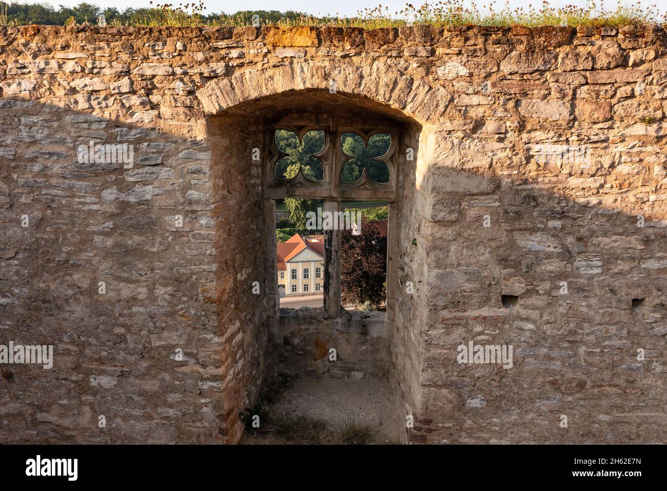 germania,turingia,comunità rurale geratal,liebenstein,rovine del castello di liebenstein,vista attraverso una finestra del luogo,muro,colpo al coperto Foto Stock