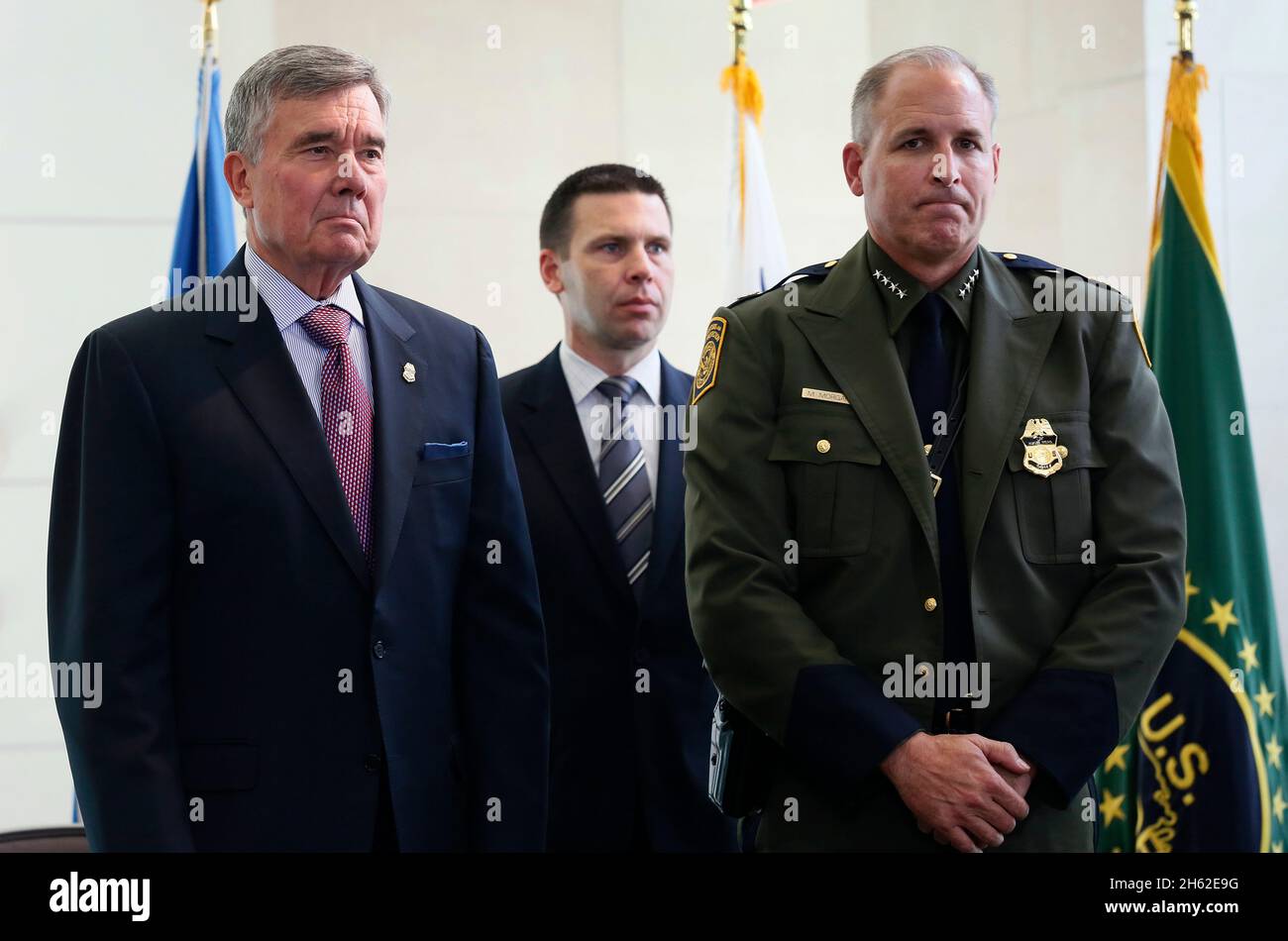 Gil Kerlikowske, commissario per la protezione delle dogane e dei confini degli Stati Uniti, e Mark Morgan, recentemente nominato capo della pattuglia dei confini degli Stati Uniti, si riuniscono sul palco durante una cerimonia di giuramento per Morgan presso il Ronald Reagan Building di Washington, D.C., 11 ottobre 2016. Nella foto sullo sfondo è stato illustrato il vice commissario per la protezione delle dogane e dei confini degli Stati Uniti Kevin K. McAleenan. Foto Stock