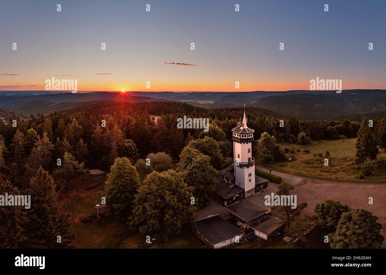 germania,turingia,città di schwarzatal,oberweißbach,torre di osservazione,paesaggio,foresta,montagne,alba,retroilluminazione Foto Stock