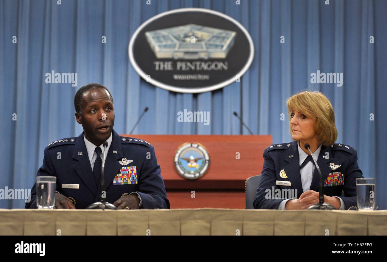 Il comandante generale Edward Rice Jr. E il capo dell'aeronautica militare della sicurezza generale maggiore Margaret Woodward rieducano i media nella Briefing Room del Pentagono il 14 novembre 2012. Foto Stock