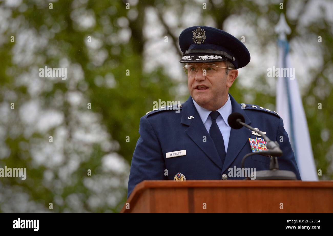 Phillip Breedlove fa osservazioni mentre si prepara ad assumere il comando di EUCOM durante una cerimonia di cambio di comando tra lui e l'ammiraglio della Marina James Stavridis e su Patch Barracks, a Stoccarda, Germania, 10 maggio 2013. Foto Stock