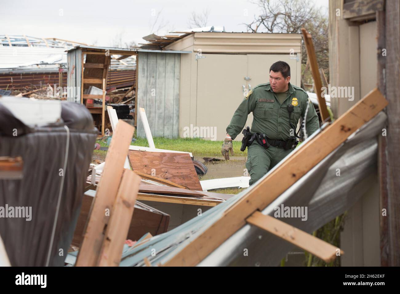 L'agente della pattuglia di confine degli Stati Uniti Mario Fuentes cerca i sopravvissuti tra le macerie di una casa mobile dopo l'uragano Harvey vicino Rockport, Texas, 27 agosto 2017 Foto Stock