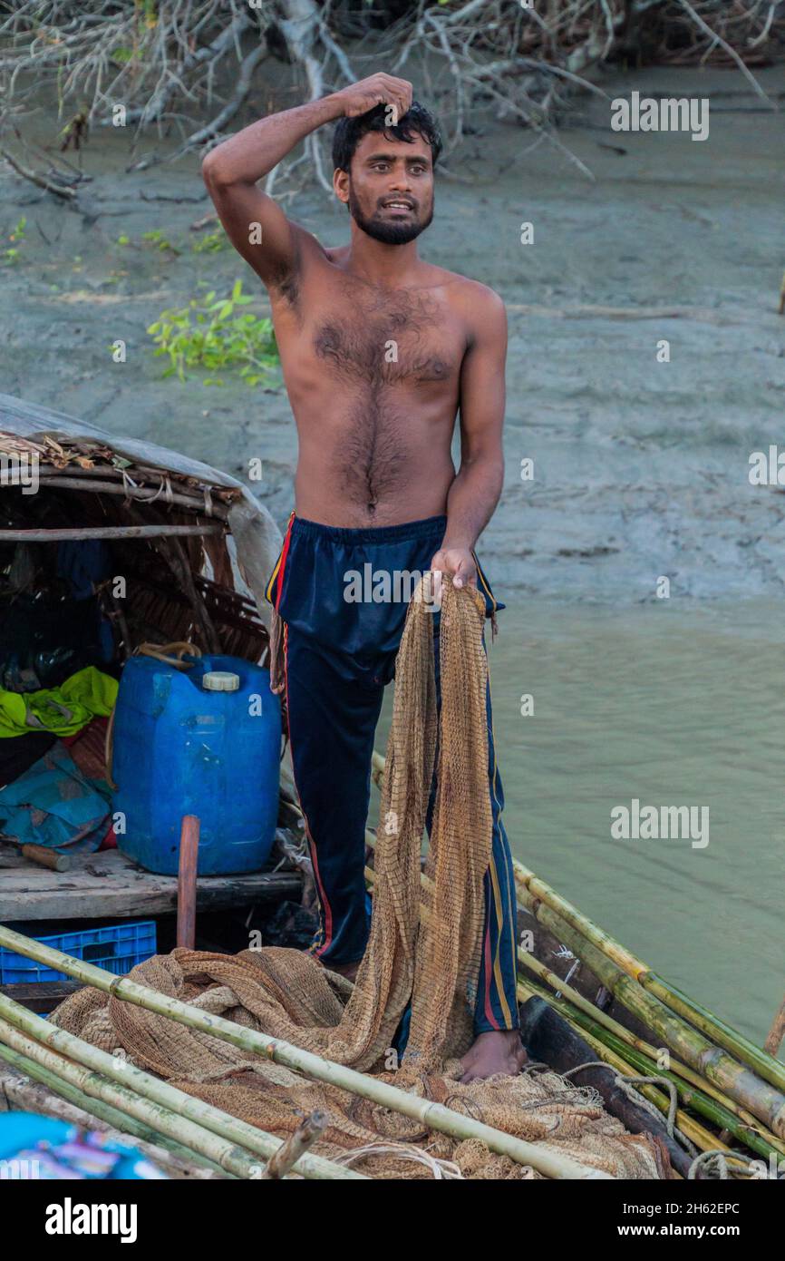 SUNDARBANS, BANGLADESH - 14 NOVEMBRE 2016: Pescatore locale nella sua barca a Sundarbans, Bangladesh Foto Stock