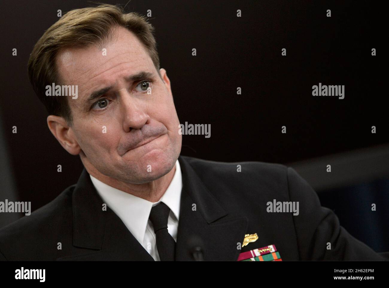 Pentagono Segretario stampa Navy posteriore ADM. John Kirby briefing reporter nella Sala Stampa Pentagono, 7 marzo 2014. Foto Stock