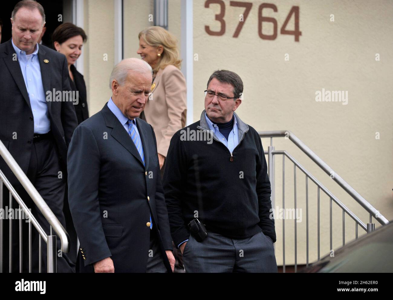 Il Vice Segretario della Difesa Ashton B. carter, a destra, ascolta il Vice Presidente Joe Biden, Center, mentre lasciano il Landstuhl Regional Medical Center a Ramstein, in Germania, il 3 febbraio 2013. Foto Stock