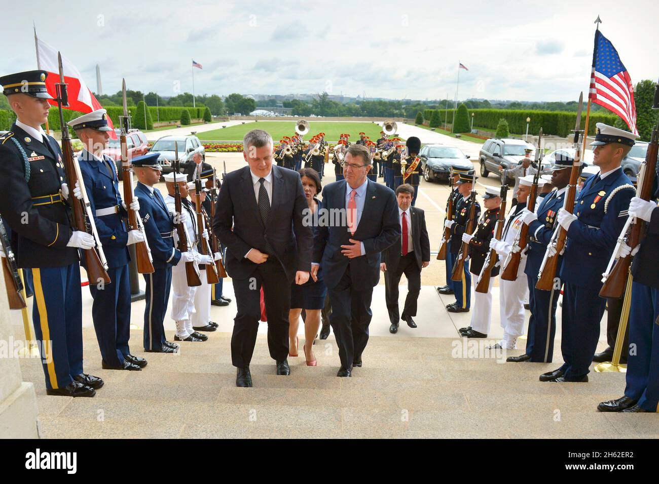 Il Segretario della Difesa Ash carter dà il benvenuto al Ministro della Difesa polacco Tomasz Siemoniak con un cordonone d'onore prima della riunione al Pentagono 19 maggio 2015. Foto Stock