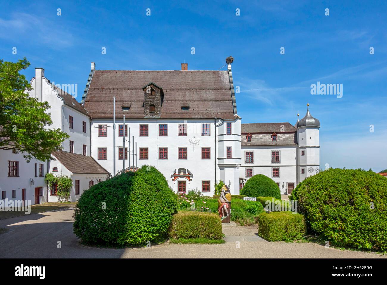 il castello di vöhlin si trova sopra la città di illertissen, nel quartiere neu-ulm. il castello nella sua forma attuale è il successore dell'alto castello medievale tissen ed è oggi sede di due musei, il museo delle api bavaresi e il museo di storia locale un centro conferenze per il centro universitario di vöhlinschloss. Foto Stock