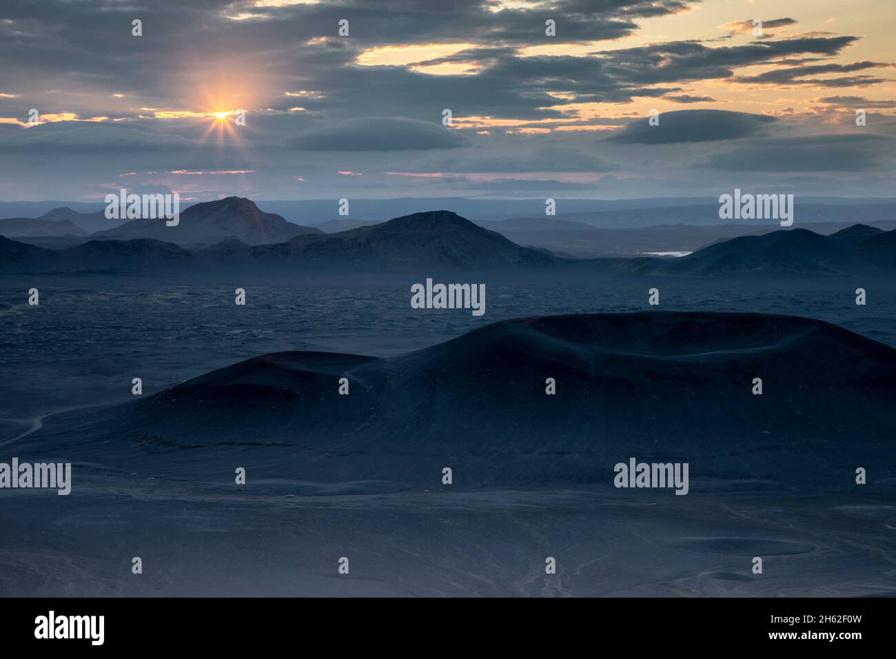 cratere negli altopiani islandesi. Foto Stock