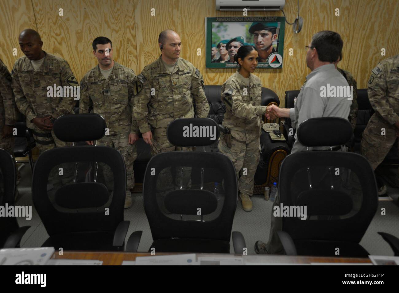 Carter, a destra, ha scambiato saluti con gli ufficiali dell'esercito degli Stati Uniti prima di un incontro alla base operativa di avanzamento Gamberi, provincia di Laghman, Afghanistan, 13 maggio 2013. Foto Stock