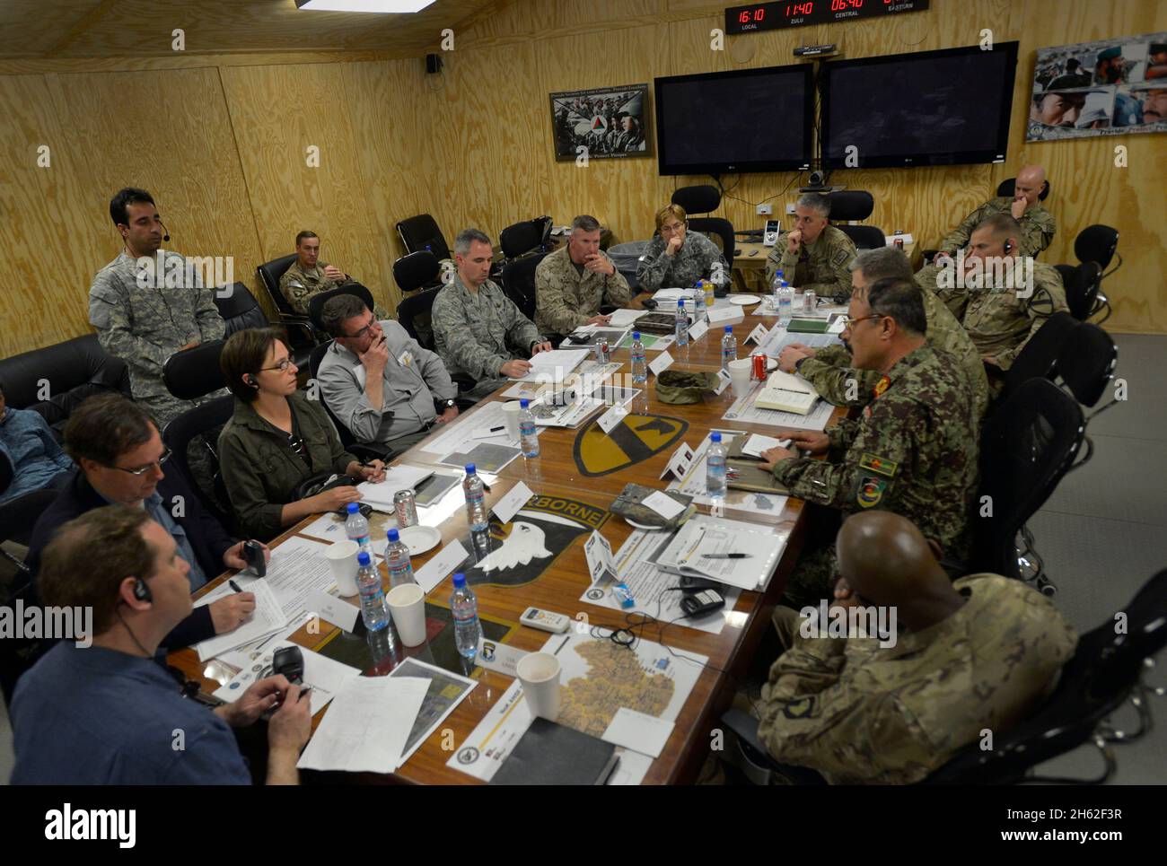 Il Vice Segretario della Difesa degli Stati Uniti Ash carter, al centro della sinistra, ascolta il generale maggiore dell'esercito nazionale afghano Mohammed Zaman Waziri durante un briefing sullo stato delle forze afghane alla base operativa avanzata Gamberi, provincia di Laghman, Afghanistan, 13 maggio 2013. Foto Stock