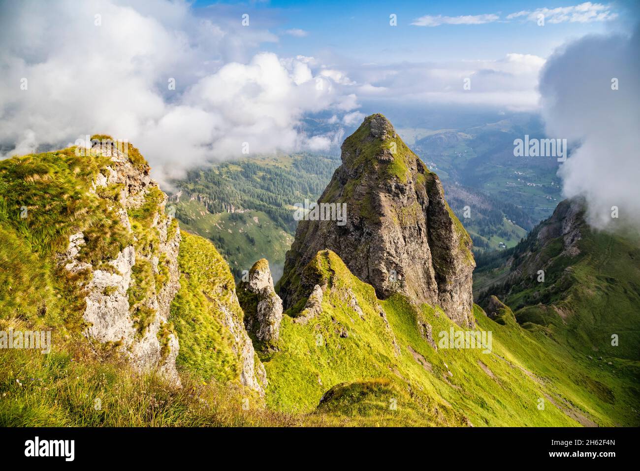 cresta vulcanica del padone,pareti vertiginose e cime rocciose,sguardo dall'alto sul piz d'ornella,livinallongo del col di lana,belluno,veneto,italia Foto Stock