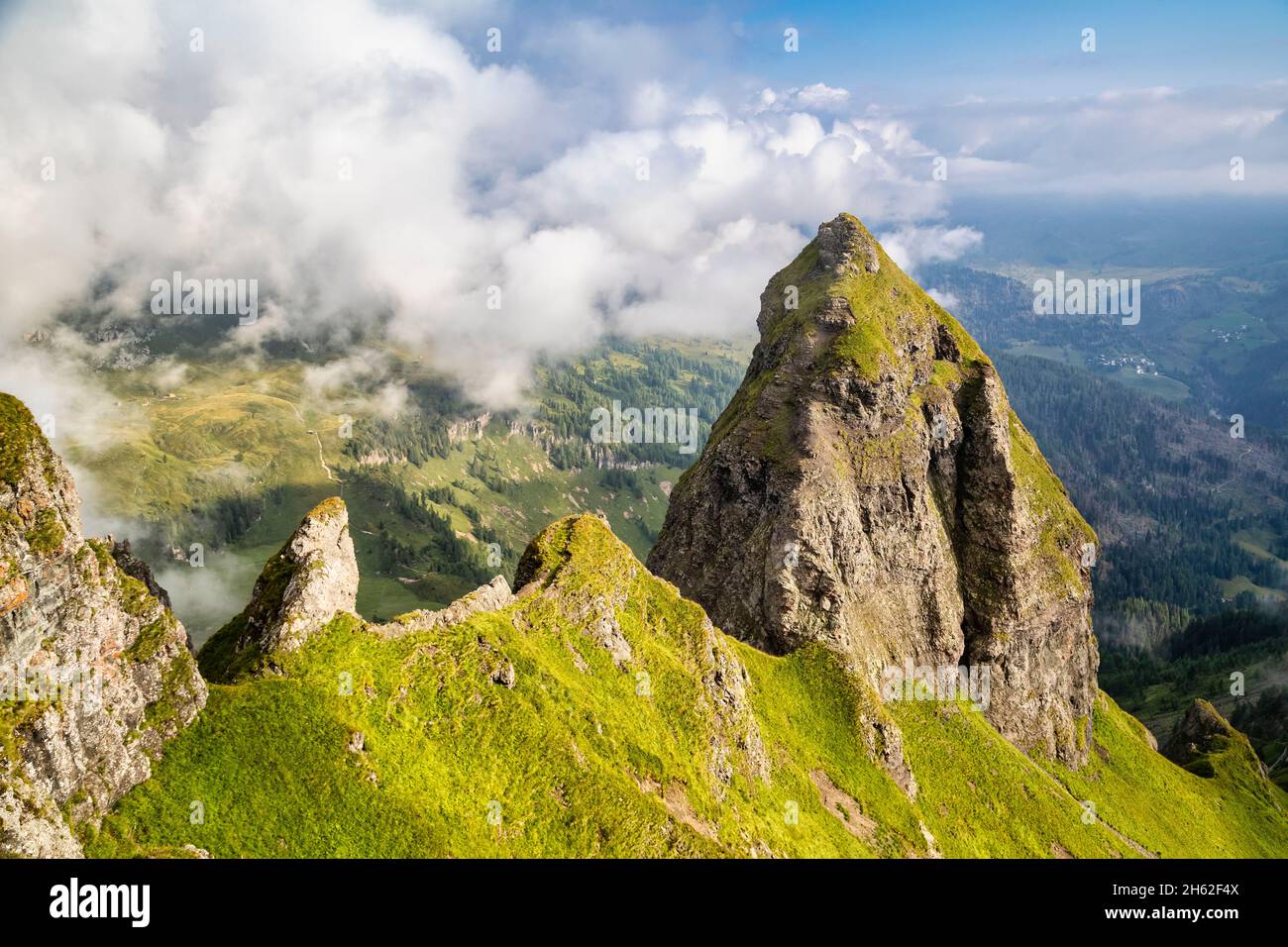 cresta vulcanica del padone,pareti vertiginose e cime rocciose,sguardo dall'alto sul piz d'ornella,livinallongo del col di lana,belluno,veneto,italia Foto Stock