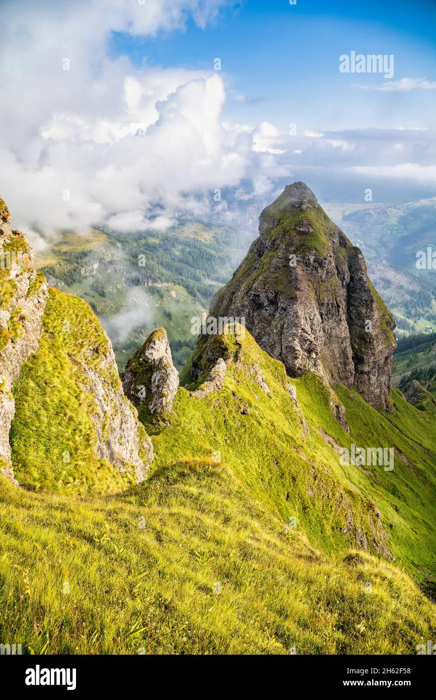 cresta vulcanica del padone,pareti vertiginose e cime rocciose,sguardo dall'alto sul piz d'ornella,livinallongo del col di lana,belluno,veneto,italia Foto Stock
