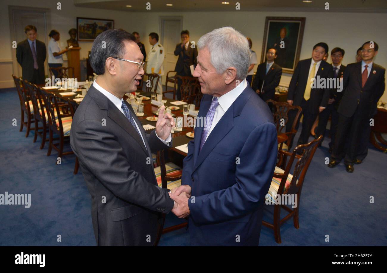 Il Segretario della Difesa Chuck Hagel, dà un caloroso benvenuto al Consigliere di Stato cinese Yang Jiechi il 12 luglio 2013. Foto Stock