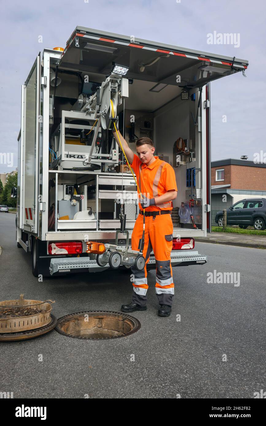 hamm,north rhine-westphalia,germania - veicolo di ispezione delle fogne tv,ispezione delle fogne mediante una macchina fotografica,un tirocinante,uno specialista di tubi,fognature e servizi industriali,prepara la prossima ripresa di monitoraggio,la video ispezione del sistema fognario previene danni infrastrutturali come burst di tubi e inondazioni nella zona interna della città . Foto Stock
