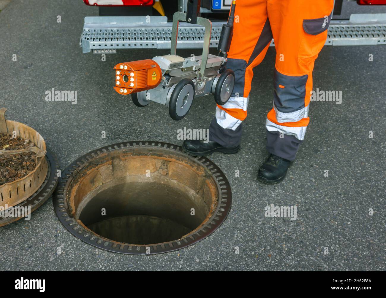 hamm,north rhine-westphalia,germania - veicolo di ispezione delle fogne tv,ispezione delle fogne mediante una macchina fotografica,un tirocinante,uno specialista di tubi,fognature e servizi industriali,prepara la prossima ripresa di monitoraggio,la video ispezione del sistema fognario previene danni infrastrutturali come burst di tubi e inondazioni nella zona interna della città . Foto Stock
