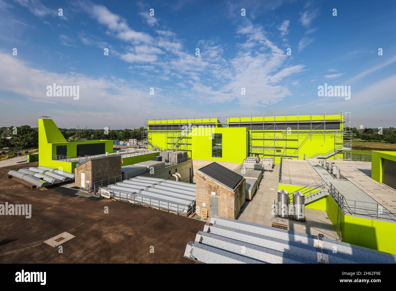 oberhausen,renania settentrionale-vestfalia,germania - conversione emscher,nuova costruzione della fogna emscher ake,qui la nuova stazione di pompaggio di oberhausen, la più grande stazione di pompaggio delle acque reflue della germania, pompa fino a 16,500 litri di acque reflue al secondo. la ricostruzione ecologica del sistema emscher consiste nella costruzione di un sistema centrale di trattamento delle acque reflue in area della ruhr, la costruzione di fogne e la rinaturazione dell'emscher e dei suoi affluenti. Foto Stock