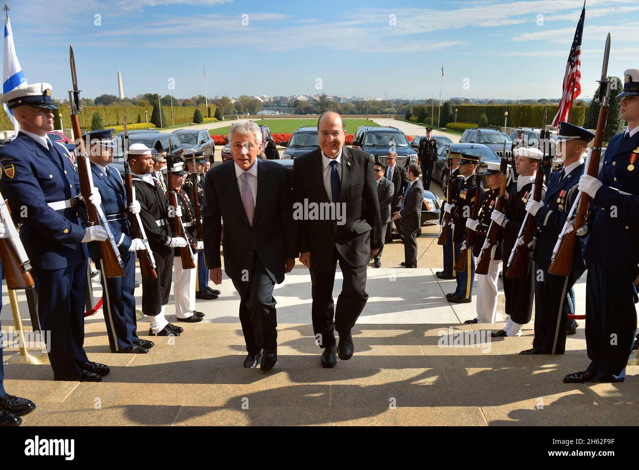 Il Segretario della Difesa Chuck Hagel ospita un cordone d'onore per dare il benvenuto al Pentagono al Ministro della Difesa israeliano Moshe Yaalon, il 21 ottobre 2014. Foto Stock