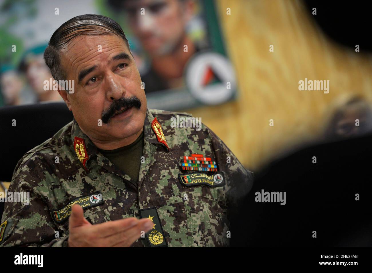 Il generale maggiore dell'esercito nazionale afghano Mohammed Zaman Waziri presenta il vicesegretario americano alla difesa Ash B. carter sulle forze afghane alla base operativa in avanti Gamberi, provincia di Laghman, Afghanistan, 13 maggio 2013. Foto Stock