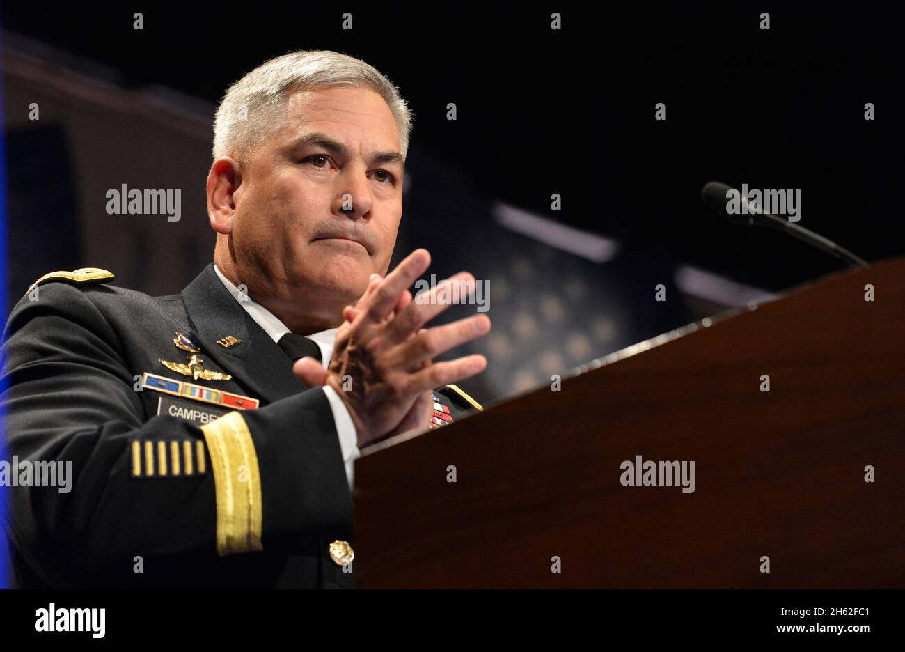 Il generale dell'esercito degli Stati Uniti John Campbella, il vice capo del personale dell'esercito, consegna le osservazioni durante una cerimonia che celebra l'ultimo destinatario della medaglia d'onore, il personale dell'esercito degli Stati Uniti Sgt. Ty M. carter, al Pentagono di Arlington, Va., 27 agosto 2013. Carter ha ricevuto la Medaglia d'onore il 26 agosto 2013, per azioni durante la battaglia di Kamdesh a Combat Outpost Keating, provincia del Nuristan, Afghanistan, 3 ottobre 2009. Carter è stato uno scout di cavalleria con la truppa Bravo, 3° Squadron, 61° Reggimento Cavalleria, 4° Team di combattimento Brigata, 4° Divisione fanteria al momento della battaglia. Foto Stock