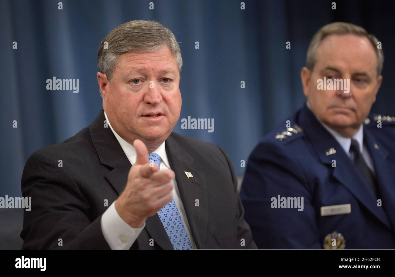 Il Segretario dell'Aeronautica militare statunitense Michael Donley, a sinistra, e il Capo di Stato maggiore dell'Aeronautica militare Mark Welsh III, ha comunicato alla stampa lo stato dell'Aeronautica militare ca. 2013 Foto Stock