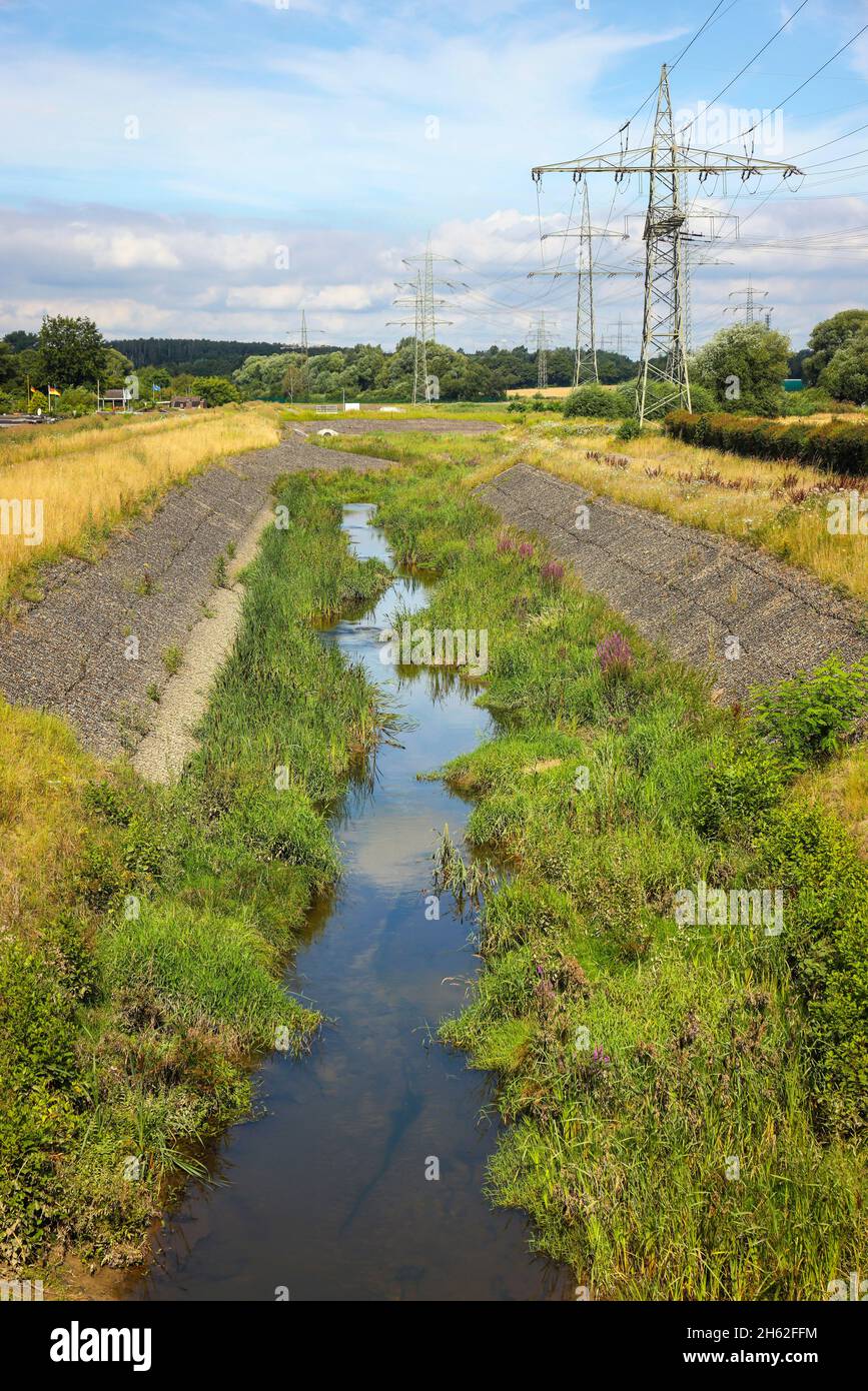 bottrop,north rhine-westphalia,germany - renatured boye, il affluente dell'emscher, è stato riprogettato in un corpo quasi naturale di acqua, protezione contro le alluvioni attraverso nuove aree di allagamento progettato, il boye è ora privo di fognature dopo la costruzione di una fognaria parallela, appartiene al sistema fluviale emscher e quindi parte della conversione emscher, era precedentemente un fognatura aperta, sopra terra, fognatura mista con acque superficiali e fognature. Foto Stock